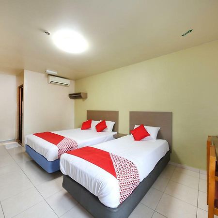 Oyo 434 Marbella Hotel Τζόχορ Μπάχρου Εξωτερικό φωτογραφία