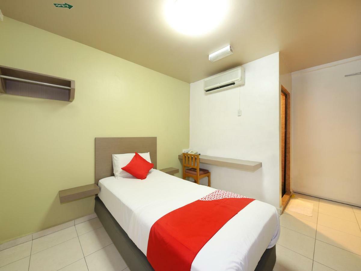 Oyo 434 Marbella Hotel Τζόχορ Μπάχρου Εξωτερικό φωτογραφία