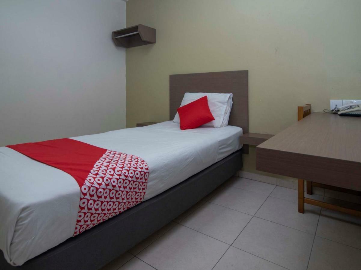 Oyo 434 Marbella Hotel Τζόχορ Μπάχρου Εξωτερικό φωτογραφία
