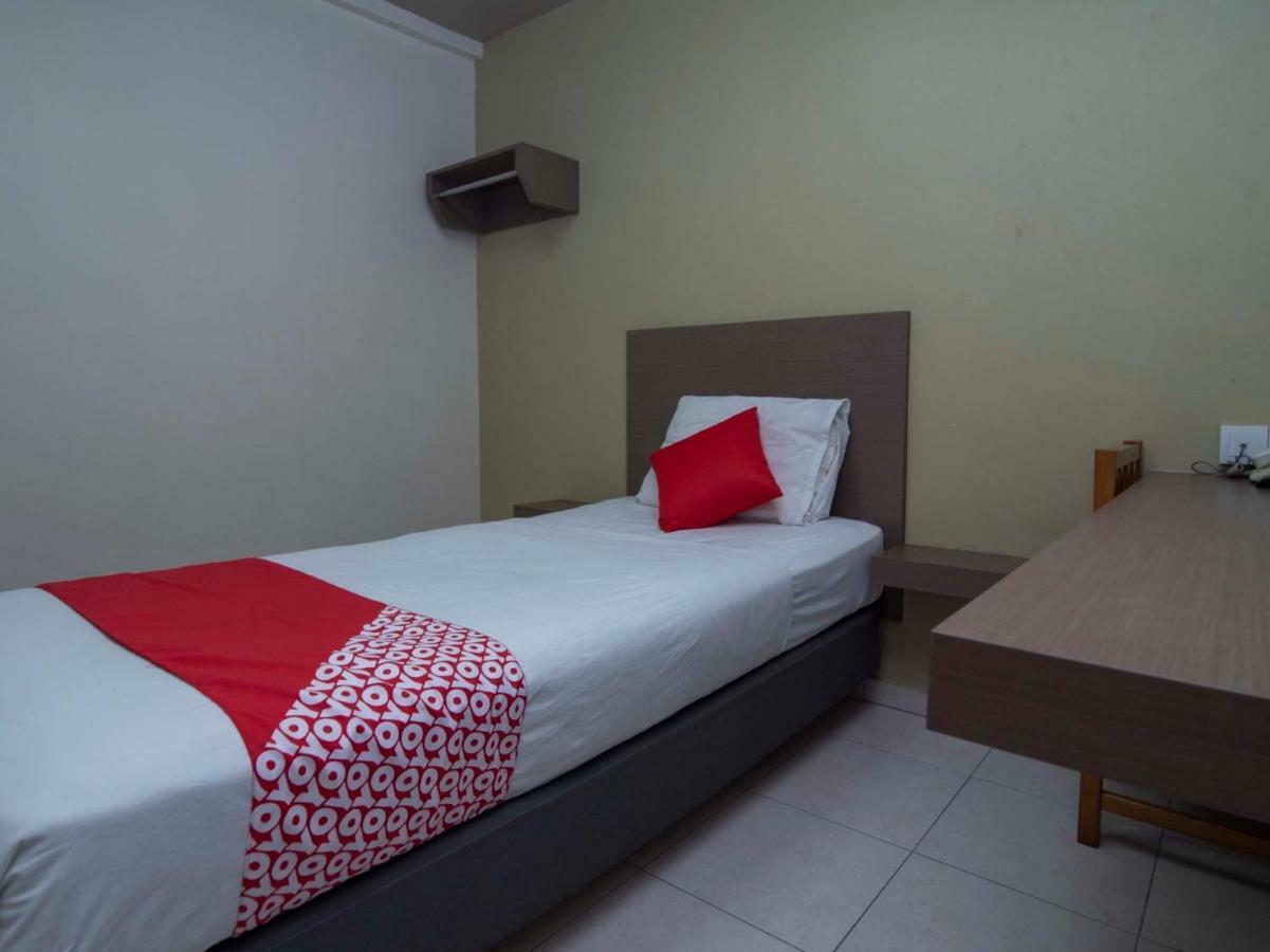 Oyo 434 Marbella Hotel Τζόχορ Μπάχρου Εξωτερικό φωτογραφία